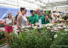 Ori Danziger presenteert de bloemen en planten van Danziger live en laat een filmpje zien.